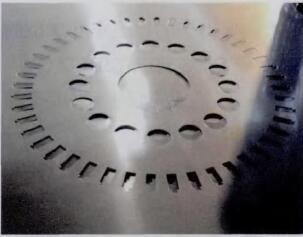 圖1 電機模具沒取出,二次沖裁造成啃刀